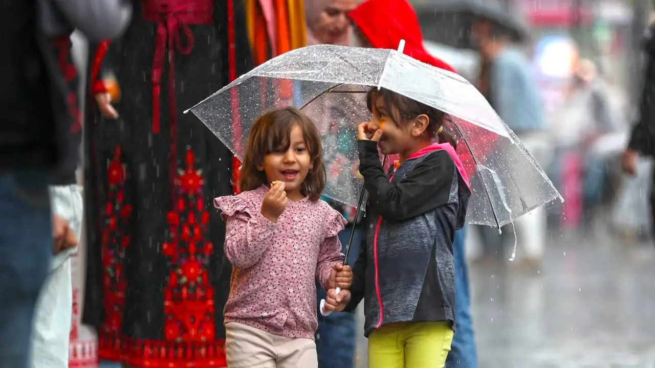 توقعات طقس الأحد: تباين بين الأمطار والغبار في مختلف مناطق المملكة الأردنية